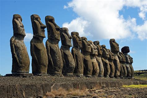 how many moai are on easter island
